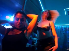 黒人, ブロンド, 衣服着たままセックス, レズビアン, パーティ, オマンコ, 恥ずかしがりや, スインガー