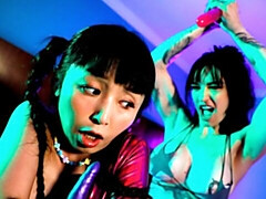 Fingern, Küssen, Lesbisch, Lecken, Masturbation, Rasiert, Entkleiden, Titten