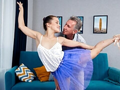 18 ans, Gros cul, Grosse bite, Sucer une bite, En levrette, Seins naturels, Adolescente, Nénés