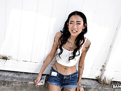 Brunette brune, Voiture, En levrette, Branlette thaïlandaise, Interracial, Léchez, Maigrichonne, Nénés