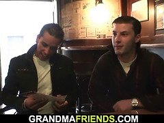 美人, ブロンド, エロ熟女, 手コキする, 熟年, 現実, 義母, 三人