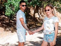 ブロンド, フェラチオ, バック, 手コキする, キス, 剃毛, ガリガリ, タトゥー