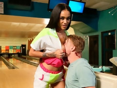 Culo, Mamada, Morena, Estilo perrito, Pajear, Tetas naturales, Público, Adolescente