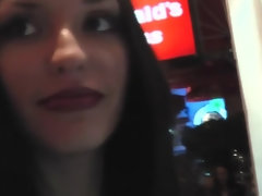 Gros seins, Sucer une bite, Brunette brune, Couple, Grossier, Embrassement, De plein air, Public