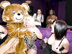 Verga grande, Rubia, Morena, Bailar, Interracial, Madres para coger, Orgía, Pelirrojo