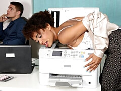 18 años, Culo grande, Verga grande, Mamada, Ébano, Tetas naturales, Oficina, Tetas