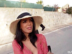 Culo grande, Verga grande, Tetas grandes, Morena, Estilo perrito, Madres para coger, Al aire libre, Tetas