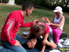 In den arsch, Arschlecken, Blasen, Braunhaarige, Spermaladung, Aufs gesicht abspritzen, Gruppe, Muschi