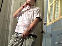 Gay, Fumando