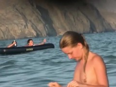 Arsch, Strand, Blondine, Braunhaarige, Nippel, Im freien, Höschen, Spanner