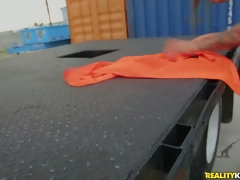 Leie, Amerikanisch, Grosse titten, Schwanz, Handjob, Im freien, Piercing, Pov
