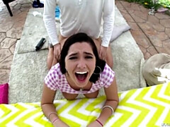 18 ans, Gros cul, Grosse bite, Sucer une bite, Brunette brune, En levrette, Maigrichonne, Adolescente