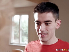 Jordi El Nino Polla eats MILF's pussy in the shower