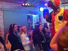 Блондинки, Брюнетки, Европейки, Группа, Межрасовый секс, Пирсинг, Реалити, Тату