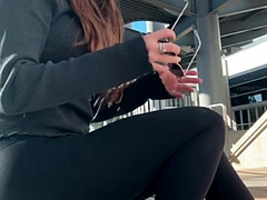 Leie, Braunhaarige, Geschnappt, Masturbation, Orgasmus, Im freien, Öffentlich, Titten