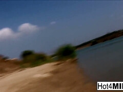 Playa, Morena, Peludo, Madres para coger, Natural, Pezones, Orgasmo, Al aire libre