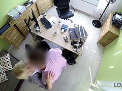 Loan4k. la esbelta chica Katy Rose es taladrada por un inspector