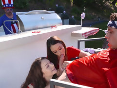 Gros cul, Preservatif, En levrette, Faciale, Doigter, Léchez, Mère que j'aimerais baiser, De plein air