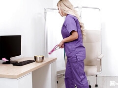 ベッドルーム, デカパイ, フェラチオ, 茶髪の, チン, ディルド, ショートヘア, 三人