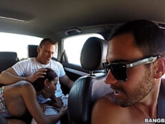 Gros cul, Gros seins, Sucer une bite, Brunette brune, En levrette, Hard, Public, Chatte