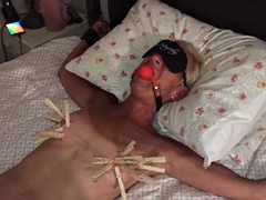 Enthousiasteling, Bondage discipline sadomasochisme, Gebondenheid, Aangekleed, Rijpe lesbienne, Mager, Tieten likken