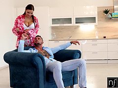 Gros cul, Grosse bite, Gros seins, Sucer une bite, Brunette brune, Tir de sperme, Hd, Criant