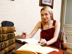 Lisa Nixon and Lolly Bomb are doig dyke things together