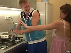 Sucer une bite, Brunette brune, Faciale, Hd, Cuisine, Criant, Adolescente, Nénés