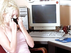 Amateur, Blonde, Fétiche, Doigter, Masturbation, Bureau, Cheveux courts, Dénudage