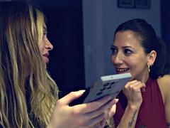 Venus y Martes Cheating Wife Deep-Throats Him Under Table