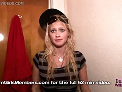 Blonde, Club, Concours, Gyneco, Seins naturels, Public, Nénés, Sous la jupe