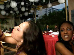 お尻, デカ尻, フェラチオ, 顔射, ハードコア, レズビアン, 自然山雀, ゴックンする