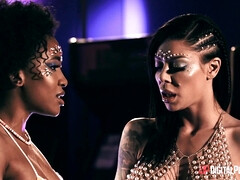 デカパイ, ビッチ, 巨乳な, Hd, レズビアン, オーガズム, タトゥー, オッパイの