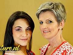 舐める尻, エロ熟女, キス, レズビアン, オナニー, 魅力的, ショートヘア, ガリガリ