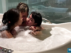 Amateur, Sucer une bite, Brunette brune, Mignonne, Gorge profonde, Mamelons, Pov, Plan cul à trois