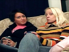 Grote mammen, Rondborstig, Natuurlijke tieten, Orgie, Tiener, Trio, Tieten likken, Oud