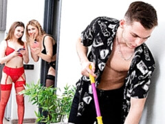 Enthousiasteling, Pijpbeurt, Hondjeshouding, 1 man 2 vrouwen, Mager, Kousen, Tiener, Tieten likken