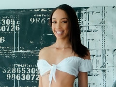 Mamada, Morena, Semen en la boca, Lamidas, Bragas, Falda, Medias largas, Tetas