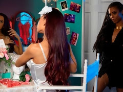 Brunette brune, Club, Embrassement, Masturbation, Culottes ou slips, Chatte, Dénudage, Nénés