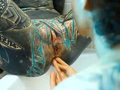 Enthousiasteling, Anaal, Vuisten, Hd, Likken, Orgasme, Kut duiken, Tatoeage