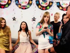 Sucer une bite, Brunette brune, En levrette, Groupe, Hard, Hd