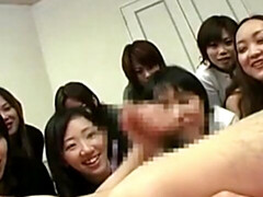 Aziatisch, Naakte man aangeklede vrouw, Dominante vrouw, Fetisj, Groep, Handbeurt, Japaans, Feest