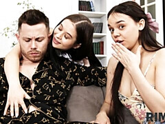 Anaal, Grote kont, Grote lul, Pijpbeurt, Bruinharig, Hondjeshouding, 1 man 2 vrouwen, Tiener