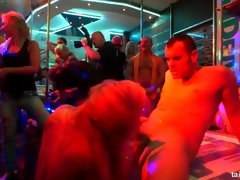 Blasen, Bekleidet, Flotter vierer, Hardcore, Lesbisch, Party, Flotter dreier, Nass