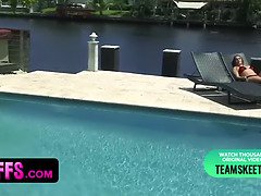 Bikini, Consolador, Penetracion con dedos, Lamidas, Tetas naturales, Pov, Coño, Gritar