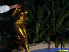 Belle grosse femme bgf, Grosse bite, Sucer une bite, Nue  à poil, De plein air, Piscine, Fessée, Tatouage