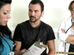 Plantureuse, Homme nu et filles habillées, Médecin, Faciale, Femme dominatrice, Branler, Chatte, Plan cul à trois