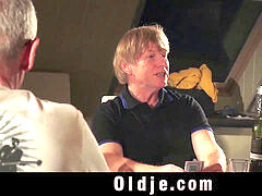 Sucer une bite, Tir de sperme, Partouze, Branlette thaïlandaise, Masturbation, Adolescente