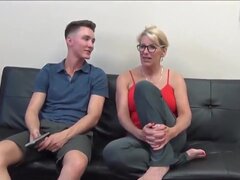 デカパイ, ブロンド, フェラチオ, お婆さん, 手コキする, 巨大, デカチンの, 熟年