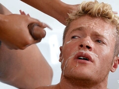 Grote mammen, Blond, Hondjeshouding, Homo, Keuken, Kort haar, Billekoek, Tatoeage
